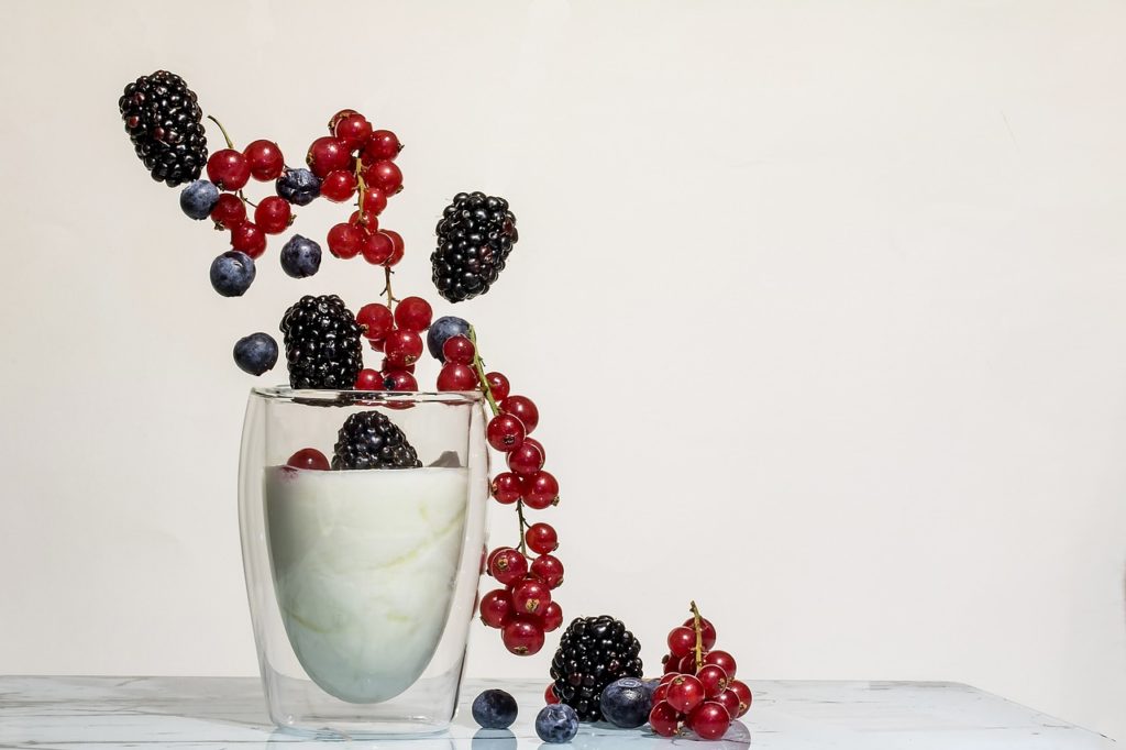 Alimenti salutari: yogurt alla frutta e ad altri sapori