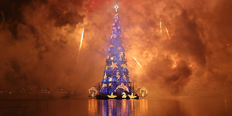 L'albero di Natale galleggiante a Laguna Rodrigo de Freitas a Rio de Janeiro in Brasile