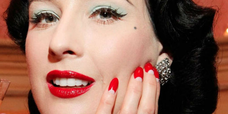 dita-von-teese-unghie-half-moon