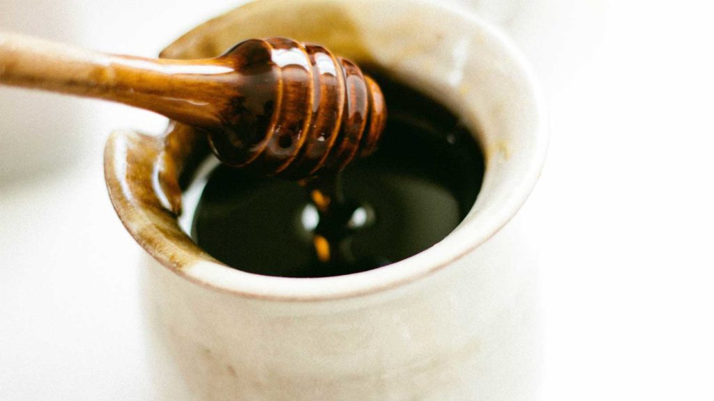 Scrub capelli fai da te: il miele è un ingrediente fondamentale