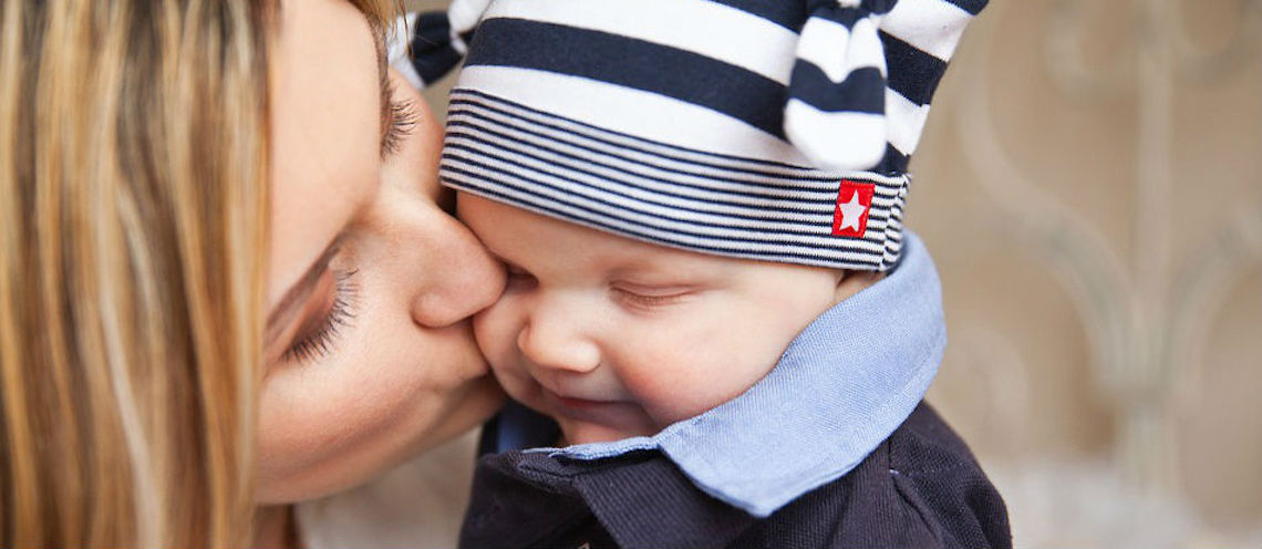 Baciare i figli sulla bocca può essere rischioso per il bambino